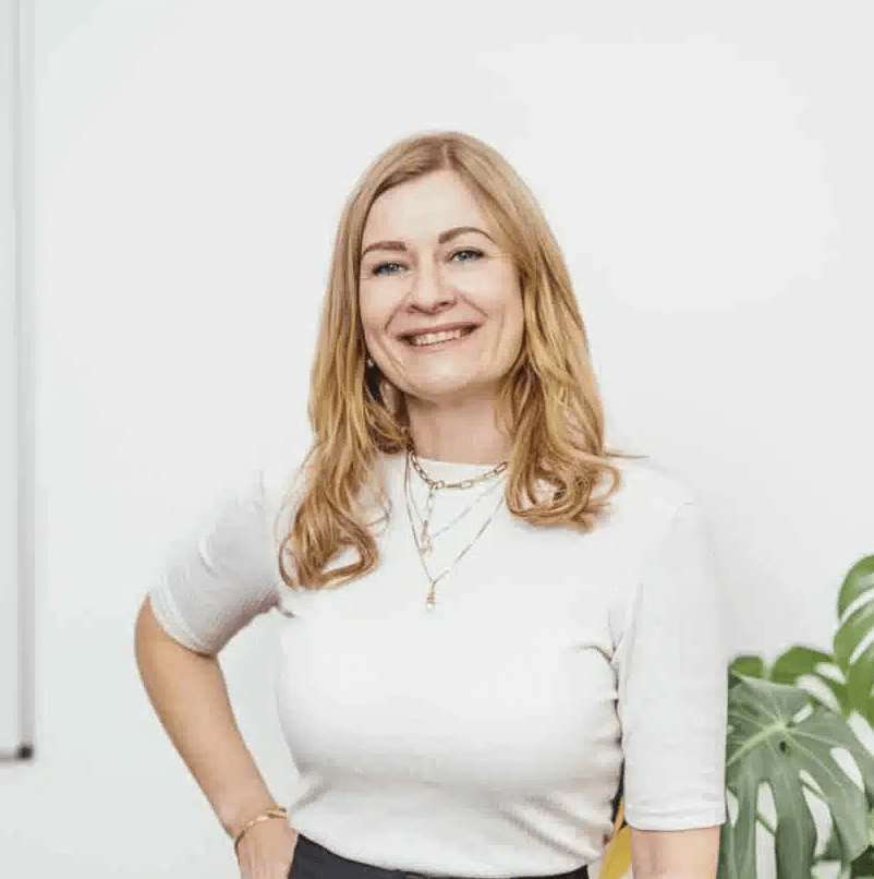 Jane - Senior Creative Designerin bei GEO Agentur Hamburg, spezialisiert auf GEO-optimierte visuelles Design für KI-Systeme